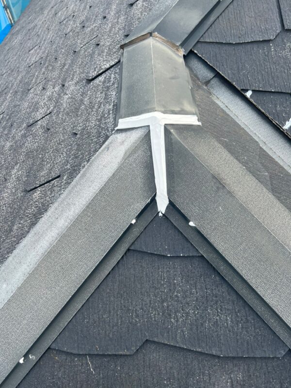 東京都武蔵村山市 U様邸 屋根塗装 棟板金 雨水浸入を防ぐために継ぎ目のシーリング処理をおこないました!