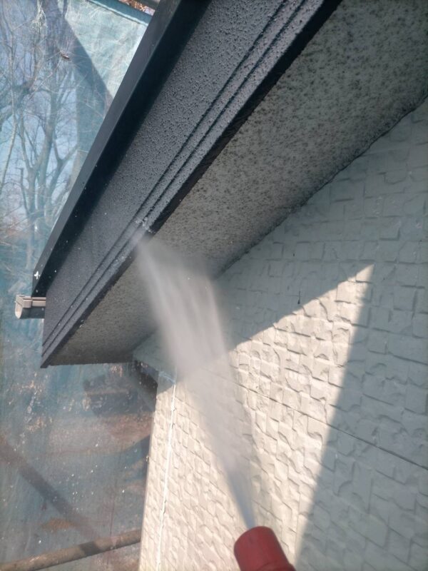 東京都国立市 H様邸 外壁塗装工事 高圧洗浄によって新しい塗料の密着性が向上します!