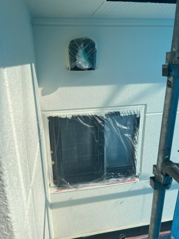 東京都立川市 K様邸 外壁塗装工事 中塗り塗装で塗膜に厚みを