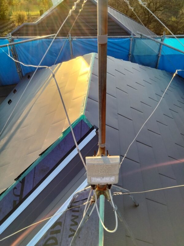 東京都国立市 U様邸 屋根カバー工法 新しい屋根材を取り付けて完工