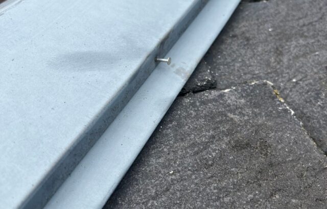 東京都武蔵村山市　F様邸　屋根塗装工事　棟板金の釘打ち直し　釘浮きは放置すると危険？