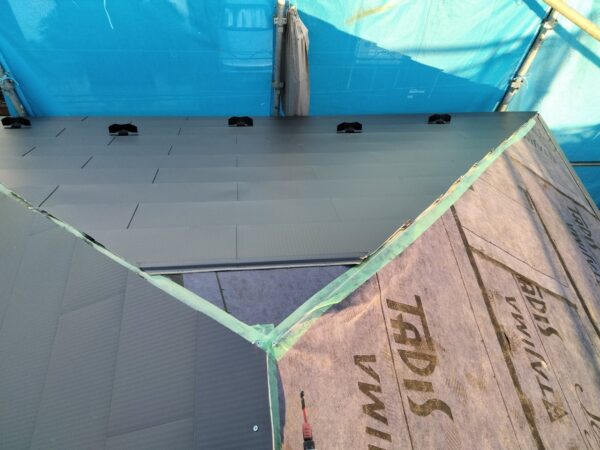 東京都国立市 U様邸 屋根カバー工法 新しい屋根材を取り付けて完工