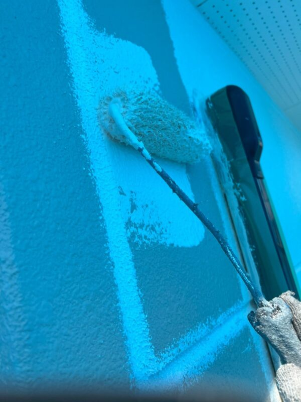 東京都立川市 K様邸 外壁塗装工事 中塗り塗装で塗膜に厚みを