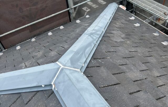 東京都武蔵村山市　F様邸　屋根塗装工事　棟板金　雨漏りを防ぐためにコーキング処理をおこないました！