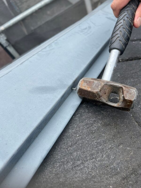 東京都武蔵村山市 F様邸 屋根塗装工事 棟板金の釘打ち直し 釘浮きは放置すると危険?