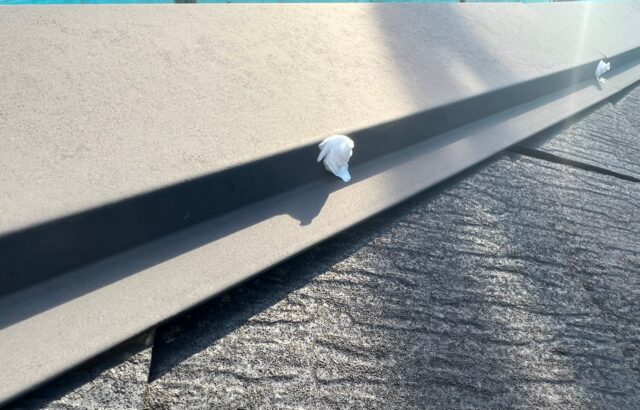 東京都武蔵村山市　A様邸　屋根塗装工事　棟板金の釘打ち直し～コーキング処理までの様子