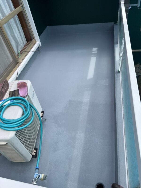 東京都武蔵村山市 N様邸 ベランダ防水工事 防水材2層目~トップコート塗布で施工完了