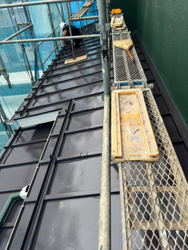 東京都武蔵村山市 N様邸 屋根塗装工事 雨漏り防止のために下屋の塗装をおこないました!