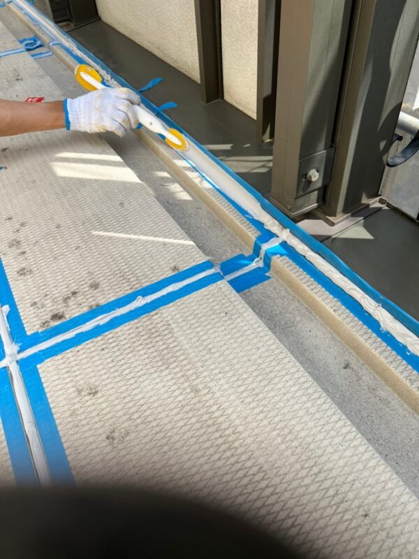 東京都国分寺市 マンション 共用廊下 シーリング打ち替え ならし作業で補修完了